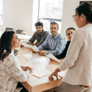 Imagem Sala de Reunião onde lider esta conduzindo a reuniao (presente na página MBA Liderança e Gestão Educacional para o Século XXI, pagina Cursos , pagina Home Link Educacional , pagina Estrutura Academia Educacional​)